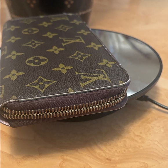 GUC Louis Vuitton Monogram World Tour Zippy Wallet Long - Picture 5 of 13